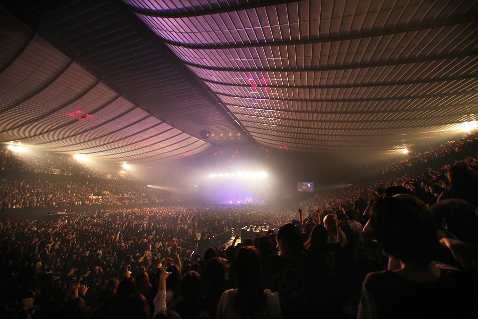 the GazettE「LIVE TOUR 15-16 DOGMATIC FINAL『漆黒』」の様子。 （Photo by HIROE YAMAUCHI）