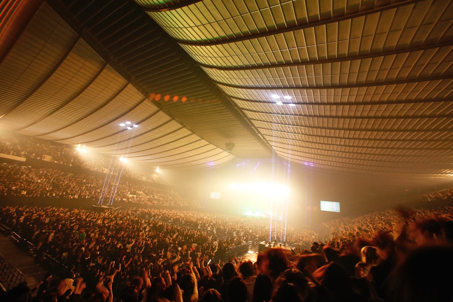 the GazettE「LIVE TOUR 15-16 DOGMATIC FINAL『漆黒』」の様子。 （Photo by HIROE YAMAUCHI）
