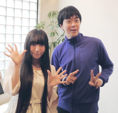 左から柊木りお、前山田健一。