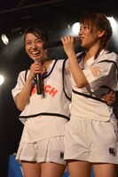 mei（左）の肩を借りてステージに登場したami（右）。