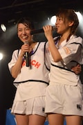 mei(左)の肩を借りてステージに登場したami(右)。