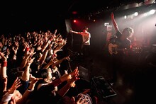 DOES「KNOW KNOW KNOW KNOW」の様子。（撮影：新保勇樹）