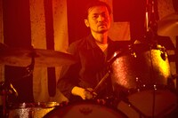 森田ケーサク（Dr）（撮影：新保勇樹）