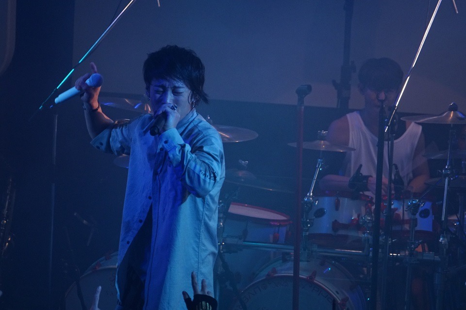 左よりTAKUYA∞（Vo）、真太郎（Dr）。