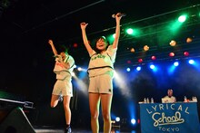 飛び上がるmei（左）とhime（右）。