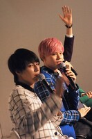 8号車に質問を投げかけるタカシとカイ。