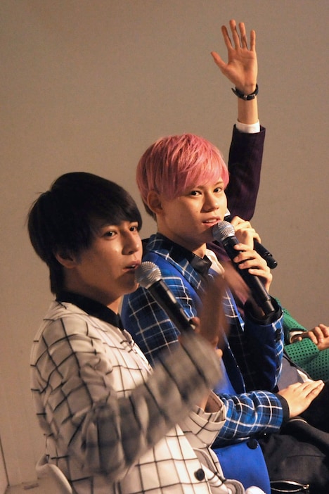 8号車に質問を投げかけるタカシとカイ。