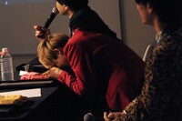 マイクを上下逆に持っていたことに気付いた、ドジッ子担当のユーキ。