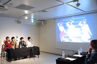 コロンのパフォーマンスを見つめるメンバー。