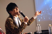 映像を解説するユースケ。