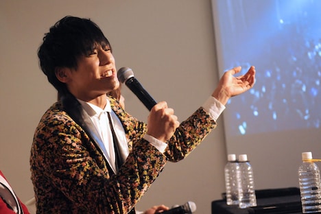 映像を解説するユースケ。