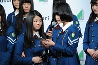 アプリの説明をする平手友梨奈（右）。