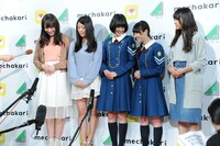 初めての囲み取材に臨む欅坂46。