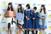 初めての囲み取材に臨む欅坂46。
