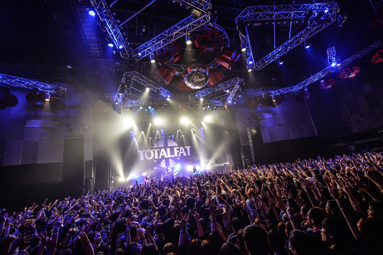 「COME TOGETHER, SING WITH US -ONE MAN- Tour 2016」ファイナル公演の様子。（Photo by AZUSA TAKADA）