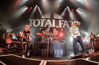 Zeebra（右から2人目）を迎えて「The Saviour feat. Zeebra」を披露するTOTALFAT。（Photo by AZUSA TAKADA）