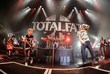 Zeebra（右から2人目）を迎えて「The Saviour feat. Zeebra」を披露するTOTALFAT。（Photo by AZUSA TAKADA）