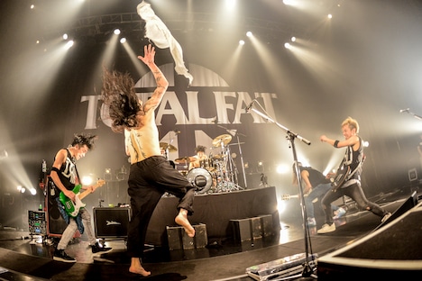 ATSUSHI（左から2人目）が参加した「This Life」の様子。（Photo by AZUSA TAKADA）