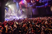 「COME TOGETHER, SING WITH US -ONE MAN- Tour 2016」ファイナル公演の様子。（Photo by AZUSA TAKADA）