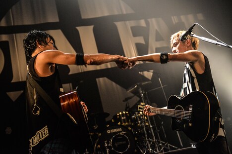 左よりShun（Vo, B）、Jose（Vo, G）。（Photo by AZUSA TAKADA）