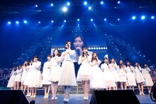 「AKB48単独リクエストアワー セットリストベスト100 2016」で3位を獲得した「365日の紙飛行機」歌唱の様子。(c)AKS