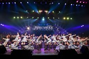 「AKB48グループリクエストアワー セットリストベスト100 2016」で2位を獲得した「僕は知っている」歌唱の様子。(c)AKS