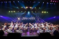 「AKB48グループリクエストアワー セットリストベスト100 2016」で2位を獲得した「僕は知っている」歌唱の様子。(c)AKS
