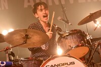 鈴鹿秋斗（Dr / 夜の本気ダンス）（撮影：古渓一道）