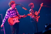 左から三原健司（Vo, G / フレデリック）、三原康司（B, Cho / フレデリック）。（撮影：古渓一道）