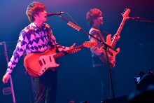 左から三原健司（Vo, G / フレデリック）、三原康司（B, Cho / フレデリック）。（撮影：古渓一道）