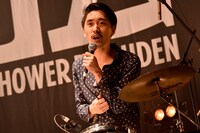 鈴鹿秋斗（Dr / 夜の本気ダンス）（撮影：古渓一道）