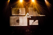 amazarashi「世界分岐二〇一六」中野サンプラザホール公演の様子。（写真提供：ソニー・ミュージックアソシエイテッドレコーズ）