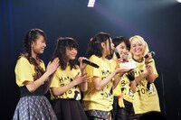 渡邊璃生（中央）の誕生日を祝うメンバー。（写真提供：南麻布ラボ株式会社）