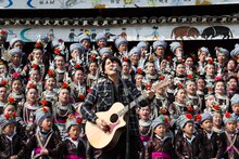 中国でトン族の合唱とコラボレーションする福山雅治。（写真提供：NHK）