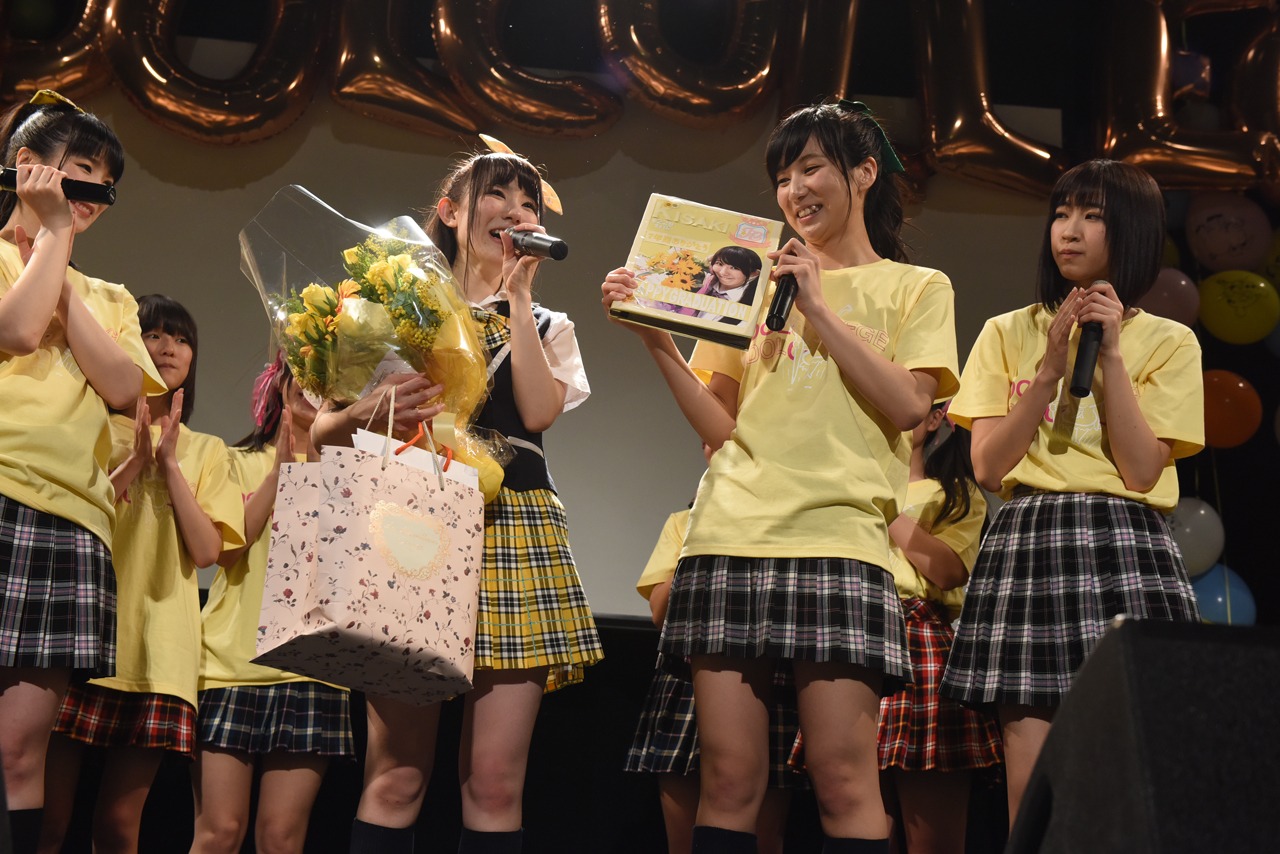 プレゼントを受け取る齋藤綺咲。
