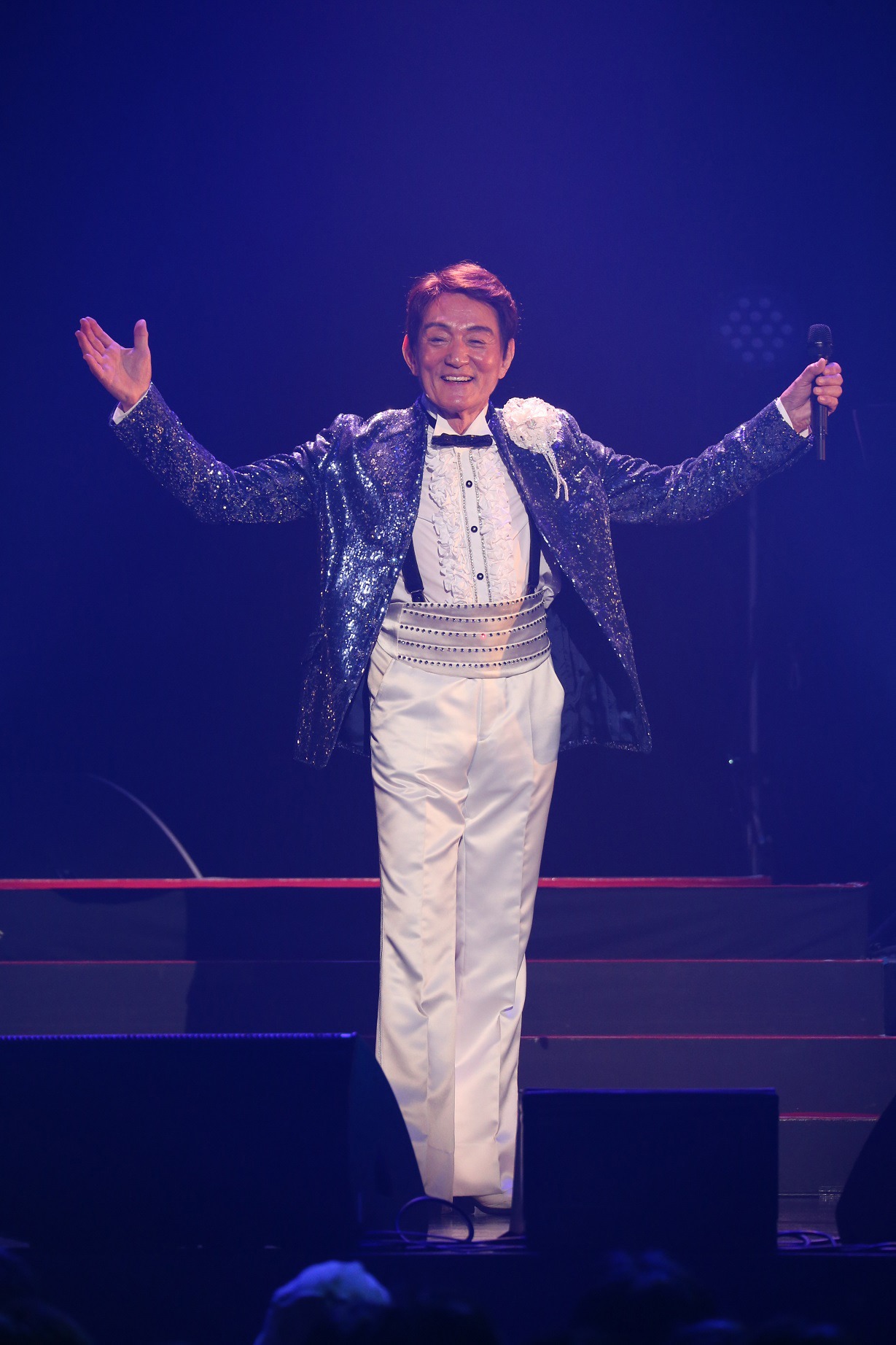 ささきいさお「デビュー55周年記念スペシャルライブ・アンコール」の様子。（写真提供：日本コロムビア）