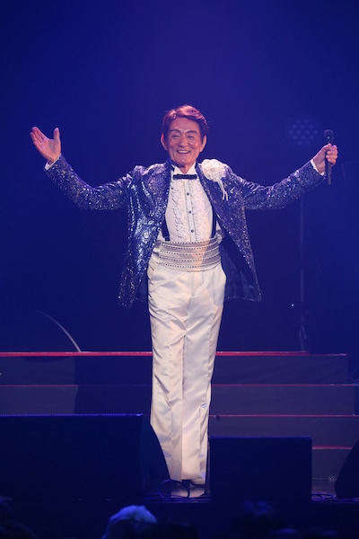 ささきいさお「デビュー55周年記念スペシャルライブ・アンコール」の様子。（写真提供：日本コロムビア）