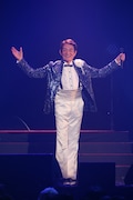 ささきいさお「デビュー55周年記念スペシャルライブ・アンコール」の様子。(写真提供:日本コロムビア)