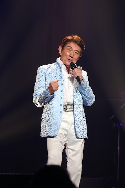 ささきいさお「デビュー55周年記念スペシャルライブ・アンコール」の様子。（写真提供：日本コロムビア）