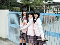 左から土生瑞穂、平手友梨奈、菅井友香。