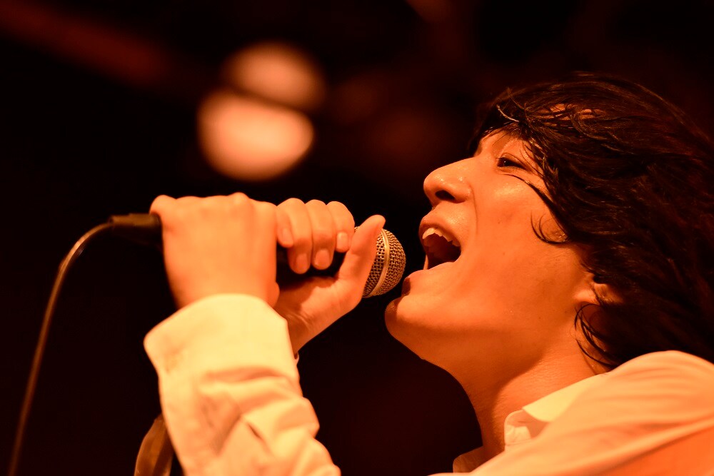 石崎ひゅーい誕生日に全曲ライブ、新アルバムタイトル曲「花瓶の花」披露