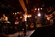 「石崎ひゅーいが誕生日に全曲歌うライブ」の様子。（撮影：河本悠貴）