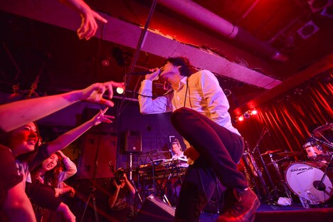 「石崎ひゅーいが誕生日に全曲歌うライブ」の様子。（撮影：河本悠貴）