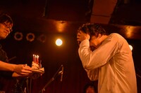 バースデーケーキをプレゼントされる石崎。（撮影：河本悠貴）