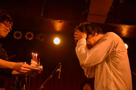 バースデーケーキをプレゼントされる石崎。（撮影：河本悠貴）