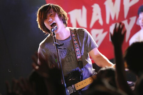 小林聡里（Vo, G）（撮影：後藤壮太郎）