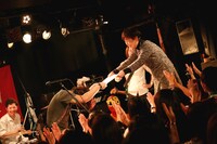 母から卒業証書を授与される小林聡里（Vo, G）。（撮影：後藤壮太郎）