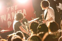 左から小林聡里（Vo, G）、澤柳昌孝（G）。（撮影：後藤壮太郎）