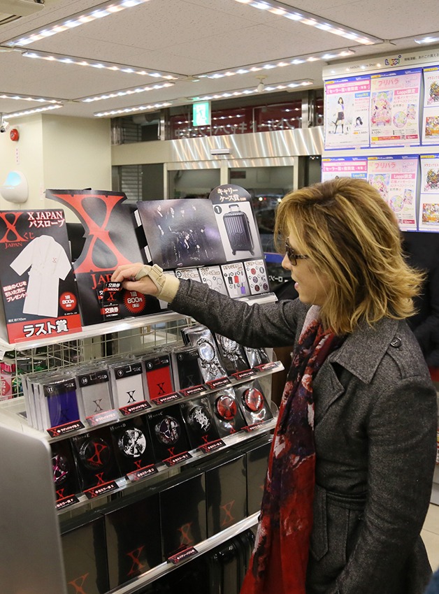 ローソンで交換券に手を伸ばすYOSHIKI。