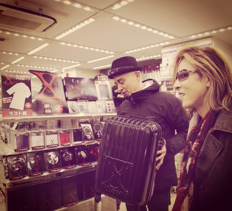 ローソンにいるYOSHIKIとマーク・パンサー。